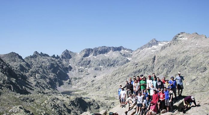 Un vacío profundo que espera anunciadores creíbles Jóvenes en el campamento