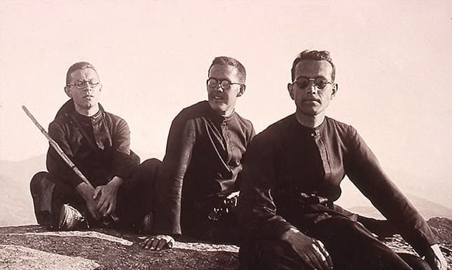 Visiones y misiones del estudiante de Teología Tomás Morales SJ (I) Joven jesuita Tomás Morales (verano de 1943) junto al P. Suárez del Villar
