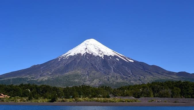 María Benedicta Daiber. A Jesús por María. Volcán Osorno, que domina el paisaje de Puerto Octay