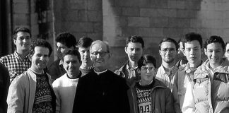 A propósito de la Evangelización de los jóvenes El P. Tomás Morales y un grupo de militantes en Semana Santa