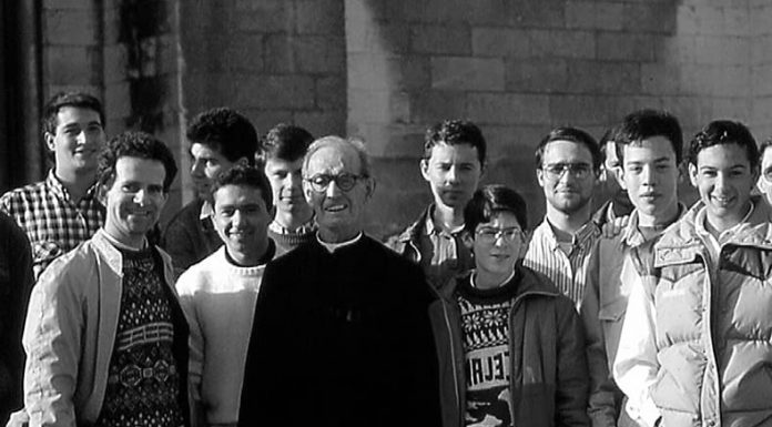 A propósito de la Evangelización de los jóvenes El P. Tomás Morales y un grupo de militantes en Semana Santa