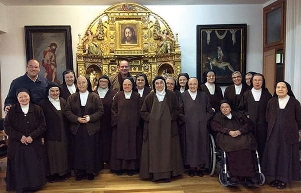 Hermana Anunciación de Santa Teresa Comunidad de Cabrerizos. Hna. Anunciación, primera de la izquierda