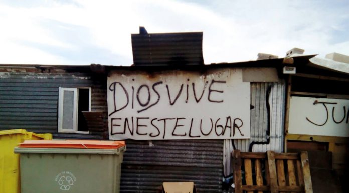 Dios vive en este lugar Dios vive en este lugar