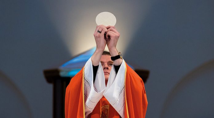 La liturgia es «solidaria» Elevación. Foto: Josh Applegate
