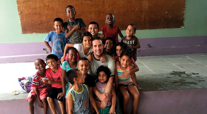 Honduras es España Jesús con niños hondureños
