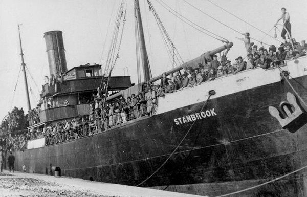 La gran pregunta Refugiados españoles a bordo del ‘Stanbrook’ huyendo hacia Argelia en 1939. Fuente: Archivo fotográfico Ministerio del Interior. España. 2018