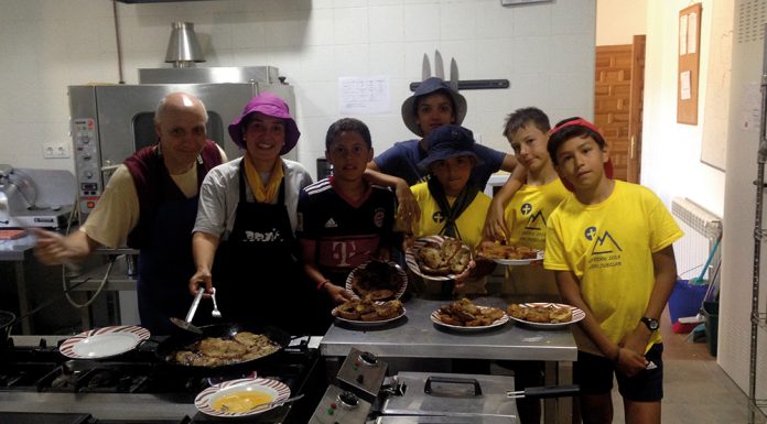 En el centro, la Madre Alevines en el taller de cocina
