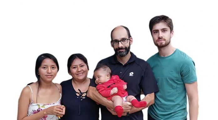 Misión en Perú, misión cotidiana Jesús C. en Perú con un niño en brazos
