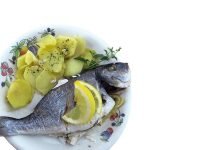 Dorada con patatas panaderas y salsa mahonesa con mango Dorada con patatas