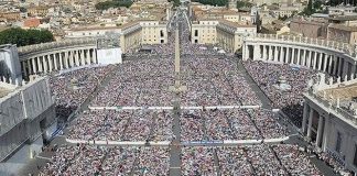 Los movimientos en la Iglesia Plaza de San Pedro (Ciudad del Vaticano)