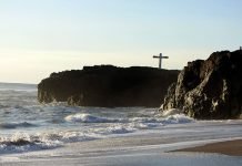 Tener los pensamientos de Cristo Cruz en lo alto de un acantilado