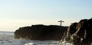 Tener los pensamientos de Cristo Cruz en lo alto de un acantilado