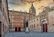 Los aportes de la Iglesia a la educación Fachada principal de la Universidad de Salamanca en España. Foto: Armando Oliveira.