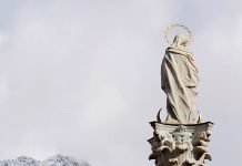 Virgen montañera Estatua de la Virgen en los Alpes.