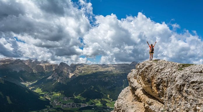 Jóvenes en la encrucijada Joven en un paisaje rocoso de montaña