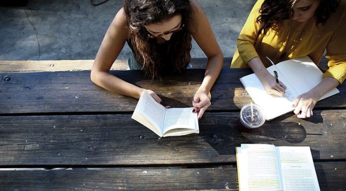 Los valores que de verdad valen Jóvenes escribiendo en una mesa al aire libre.