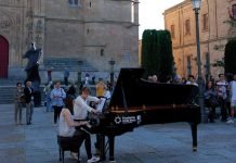 Música católica: esperanza y luz Tocando el piano en la calle