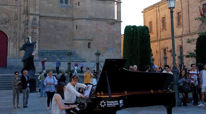 Música católica: esperanza y luz Tocando el piano en la calle
