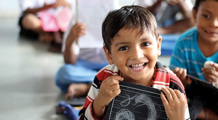 El orientador escolar: testigo de esperanza Alumno sonriente