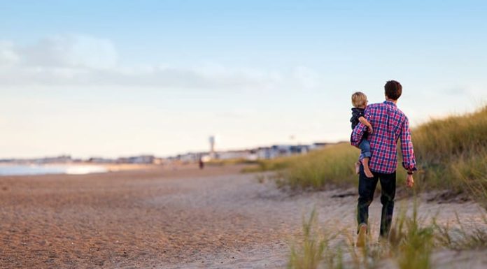La educación cristiana en Abilio de Gregorio Paseo por la playa de padre e hijo