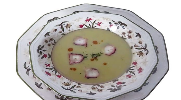 Crema de puerro y patata con crujiente de pulpo y aceite de pimentón Crema de puerro y patata con crujiente de pulpo y aceite de pimentón