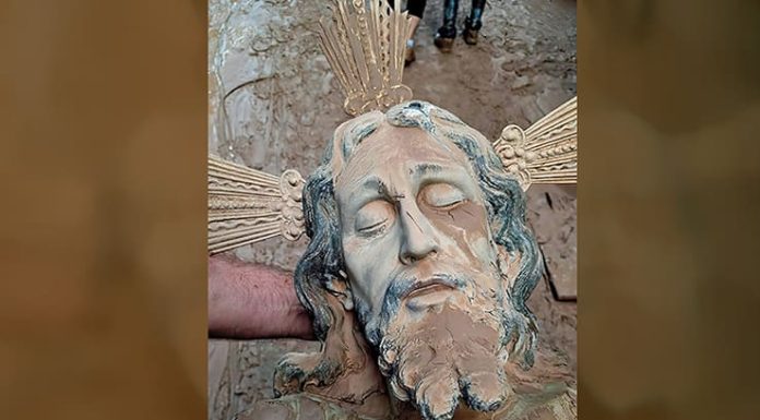 Dios sufre por nosotros Imagen de Cristo yacente lleno de barro de la iglesia de San Jorge (Paiporta – Valencia), recuperada después de la DANA del 29 de octubre de 2024.