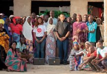 Ayuda a la Iglesia Necesitada: respuesta urgente en Siria, Burkina Faso y Nigeria ante la emergencia de los desplazados El padre Joseph Fidelis junto a desplazados atendidos en el Centro de Curación de Traumas en Maiduguri, Nigeria.