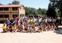 25 años del Aula Familiar Tomás Morales: familias en marcha, hogares en esperanza Participantes del Aula Familiar Tomás Morales 2024 reunidos en la foto final del encuentro en Santiago de Aravalle.