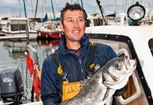 Bacaladeros de Terranova Pescador muestra un bacalao como símbolo del laico cristiano firme en su misión, incluso en entornos hostiles.