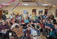 BASIDA, una familia que apuesta por amar a fondo perdido Voluntarios acompañan a residentes en una actividad en la casa de acogida de BASIDA.