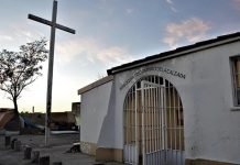 Construyendo el reino de Dios Exterior de la parroquia de Santo Domingo de la Calzada en la Cañada Real, Madrid, centro de ayuda y acogida.