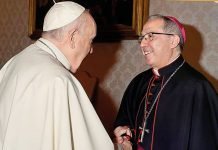El papa Francisco, del misterio al amor Mons. Fernando Varela saluda al papa Francisco en un encuentro fraterno.