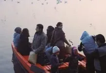 La Iglesia y las emergencias Personas rescatadas en un bote sobre el agua, símbolo de ayuda humanitaria en contextos de emergencia.