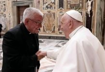 Papa Francisco El P. Miguel Ángel Íñiguez saluda afectuosamente al papa Francisco durante una audiencia en el Vaticano.