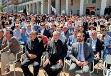 Un mensaje del papa Francisco Multitud de jóvenes en el evento Narnia 2025 en Leganés, celebrando el legado del papa Francisco.