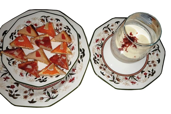 Crema fría de melón con jamón pulverizado Crema fría de melón con jamón pulverizado y canapés variados presentados en copa y plato.
