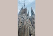 La belleza: la voz, el sonido, el olor, el tacto, la visión del cielo Fachada monumental de la Sagrada Familia de Barcelona con sus torres y detalles simbólicos al atardecer