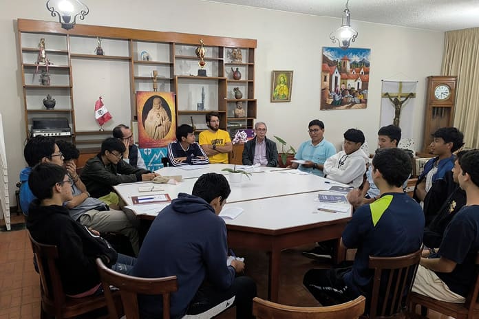 Jóvenes preparando el jubileo Jóvenes peruanos reunidos en preparación para el Jubileo de los Jóvenes 2025 en Roma, compartiendo fe y comunidad.