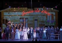 Salamanca o la singular verbena del Paseo de la Estación: belleza vivida y tradición como camino para llegar a Dios Escena de la zarzuela Salamanca con músicos, actores y ambientación costumbrista en un escenario teatral