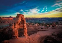 El secreto de la belleza Formaciones rocosas naturales en el Parque Nacional de los Arcos que reflejan la armonía y belleza de la creación