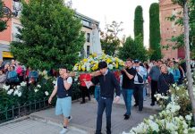 La importancia de los laicos y su compromiso en la Iglesia Participantes rezando el rosario de la aurora en Móstoles al amanecer, mayo 2025.