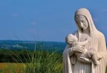 Por las cuentas que nos tiene el rosario a María Estatua de la Virgen María con el Niño Jesús en brazos, símbolo de fe y devoción cristiana.