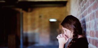Más que una moda Joven rezando en silencio, expresión de fe personal y búsqueda espiritual