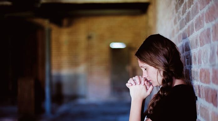 Más que una moda Joven rezando en silencio, expresión de fe personal y búsqueda espiritual
