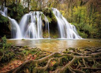 En una sociedad en declive está hoy naciendo la nueva cristiandad Nacimiento de un río como símbolo del surgimiento de una nueva cristiandad