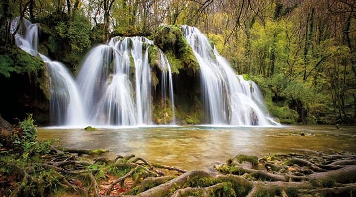 En una sociedad en declive está hoy naciendo la nueva cristiandad Nacimiento de un río como símbolo del surgimiento de una nueva cristiandad