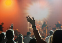 Nuevos educadores Concierto de rock con jóvenes y luces, símbolo del entorno cultural que interpela a la educación cristiana