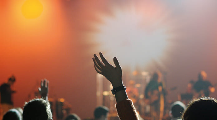 Nuevos educadores Concierto de rock con jóvenes y luces, símbolo del entorno cultural que interpela a la educación cristiana