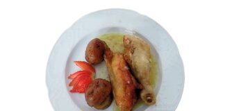 Pollo asado con patatas en forma de seta Pollo asado al horno con patatas doradas servido en fuente