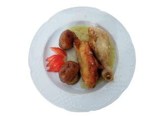 Pollo asado con patatas en forma de seta Pollo asado al horno con patatas doradas servido en fuente